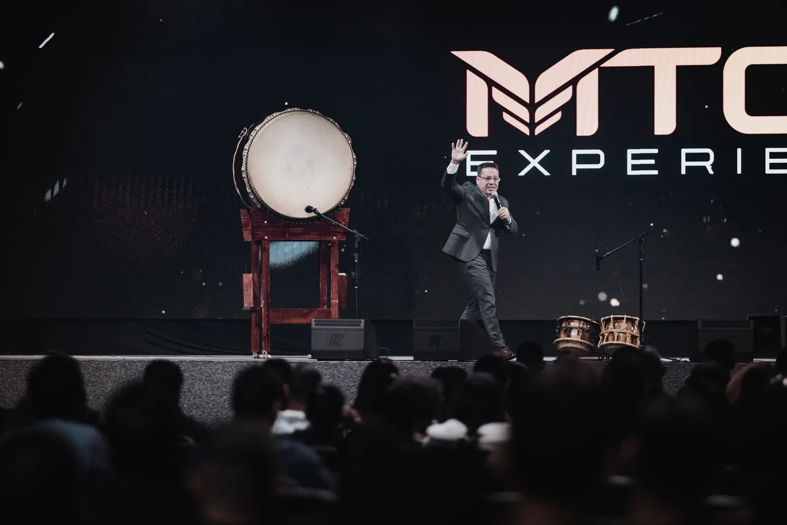 Palco de abertura do MTOR Experience com a marca do evento — ORB Audiovisual