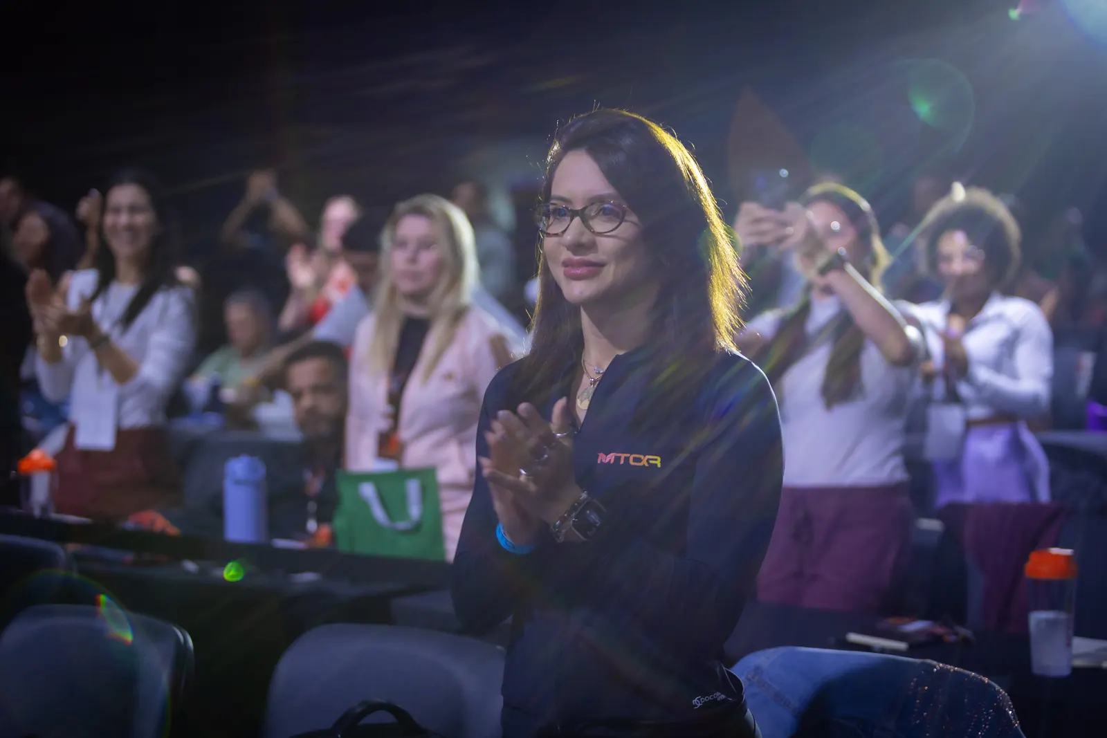Participante aplaudindo no MTOR Experience — ORB Audiovisual