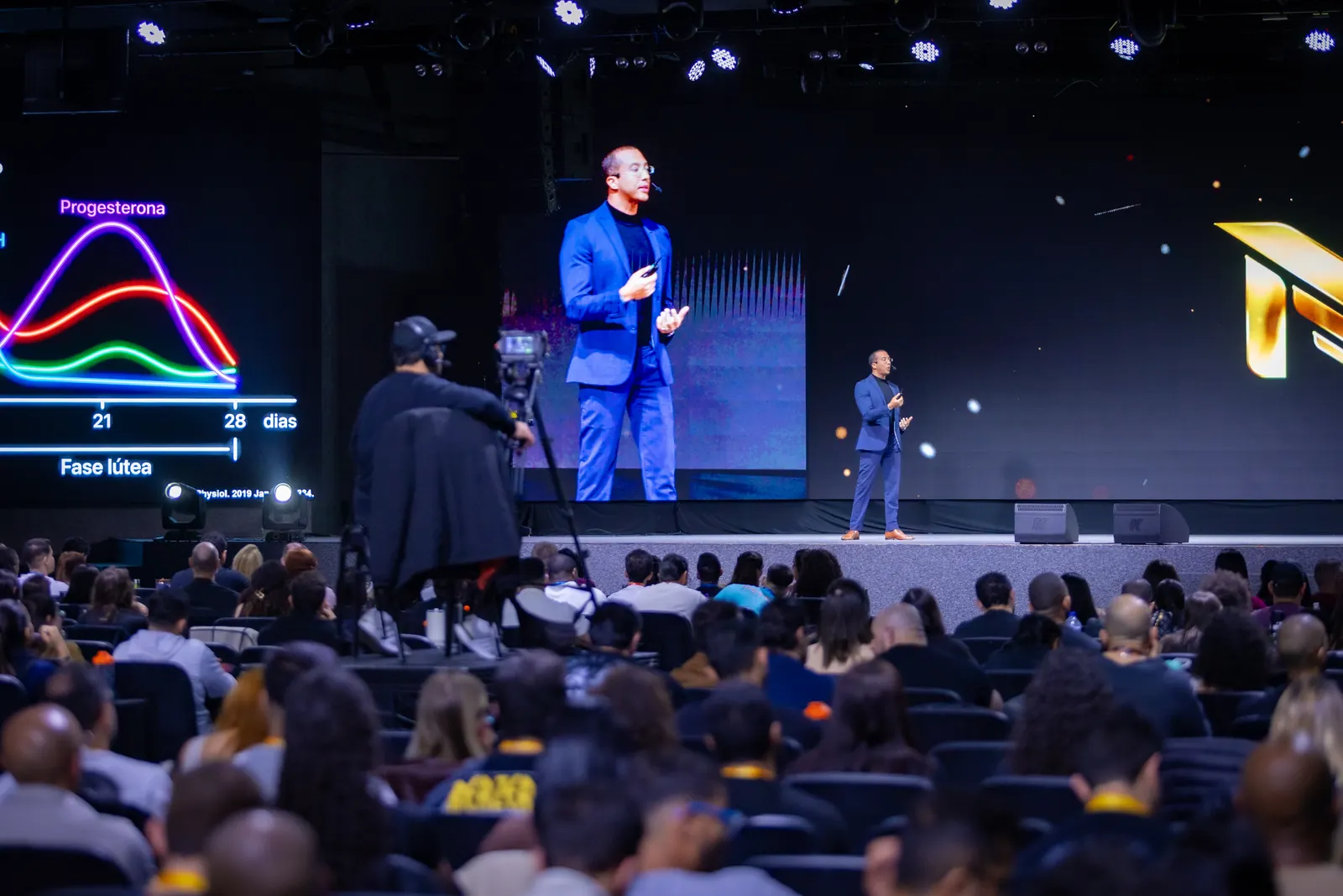 Palestra no palco do MTOR Experience com câmera da transmissão ao lado — ORB Audiovisual