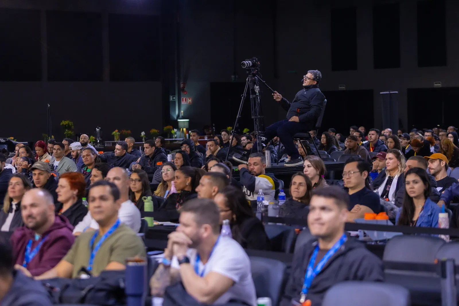 Câmera da transmissão ao vivo sobre a plateia do MTOR Experience — ORB Audiovisual