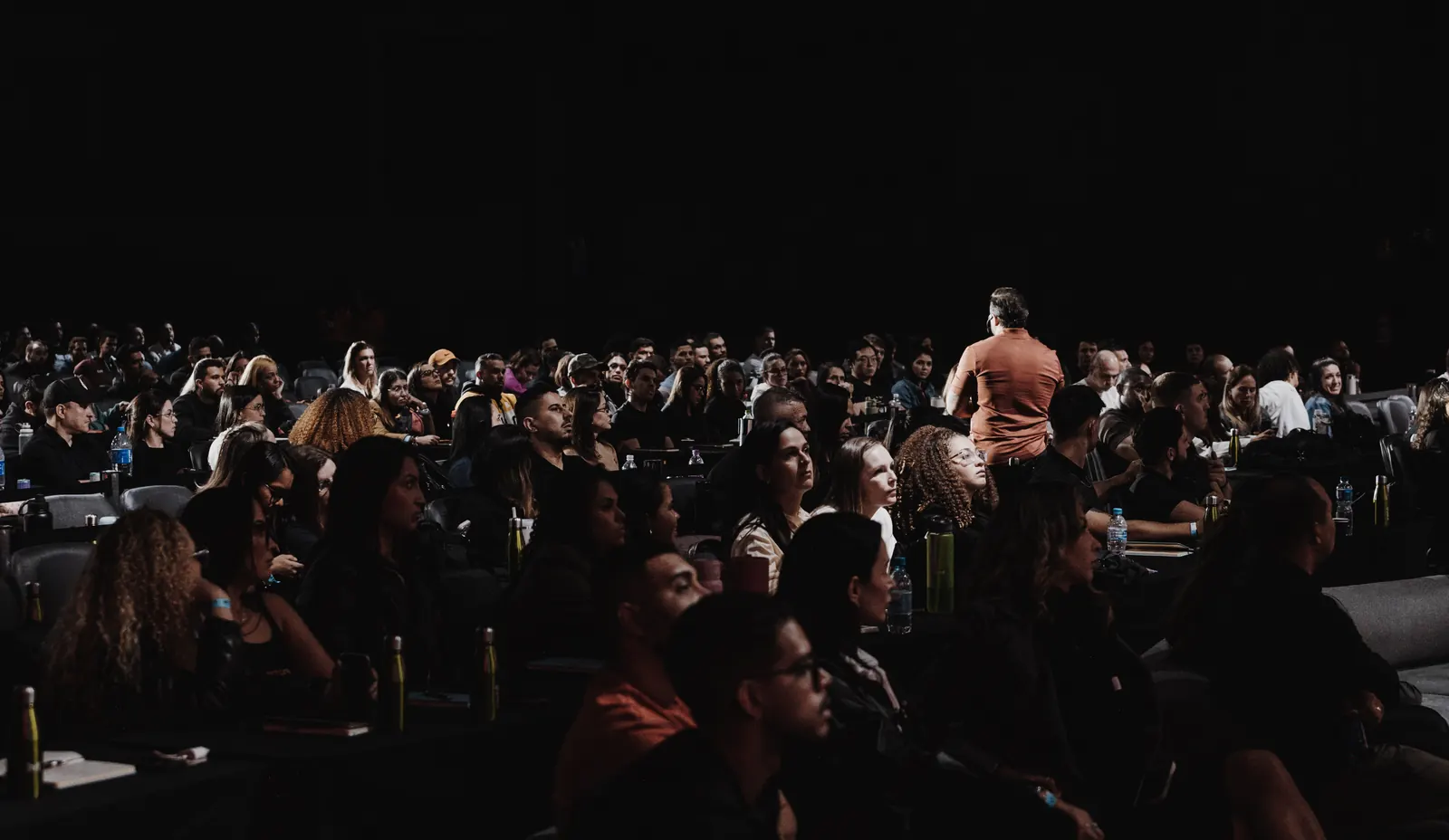 Plateia lotada do MTOR Experience durante palestra — ORB Audiovisual