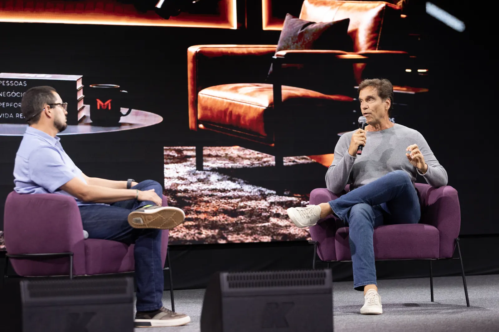 Painel em poltronas no palco do MTOR Experience — ORB Audiovisual