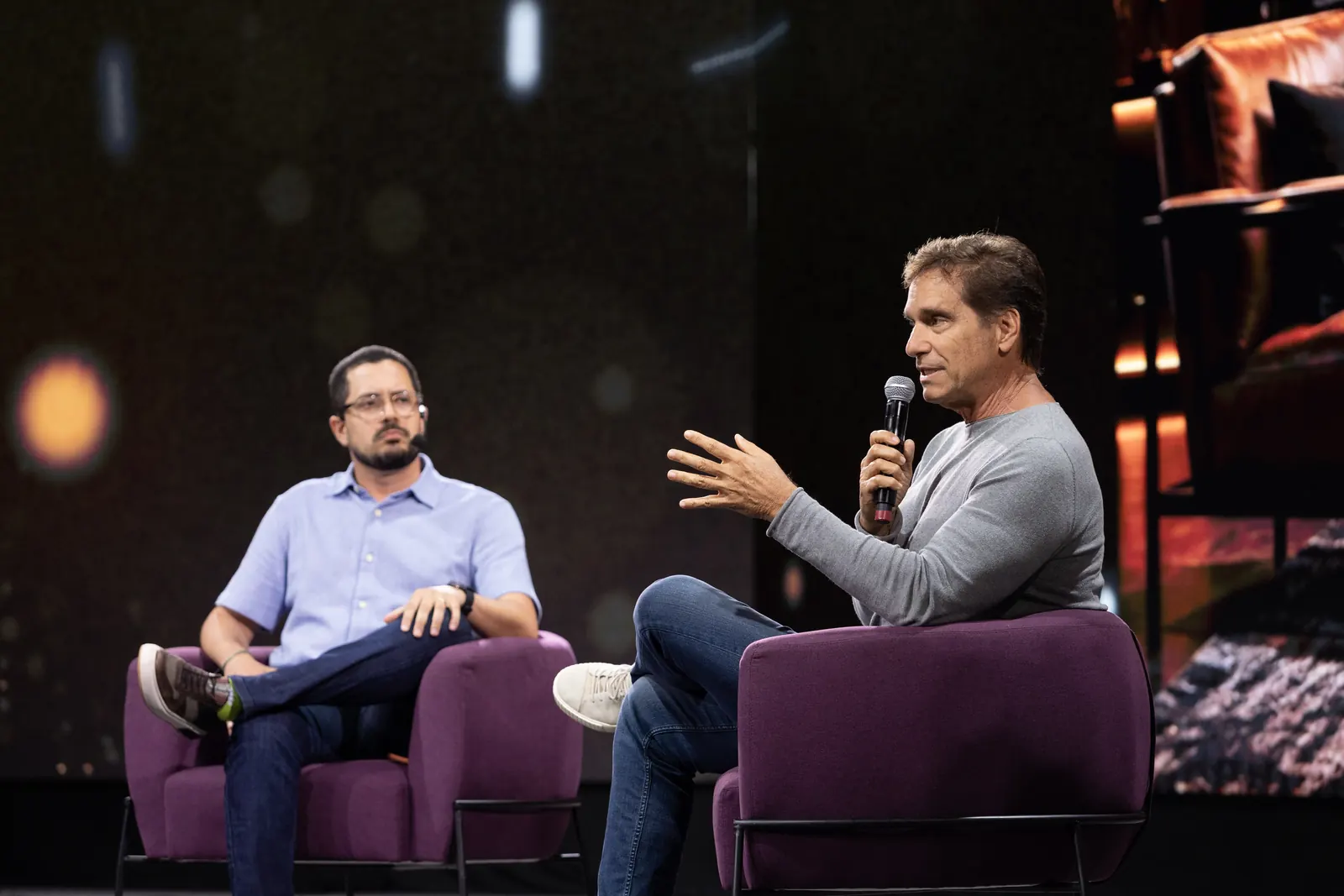 Conversa no palco do MTOR Experience em plano fechado — ORB Audiovisual