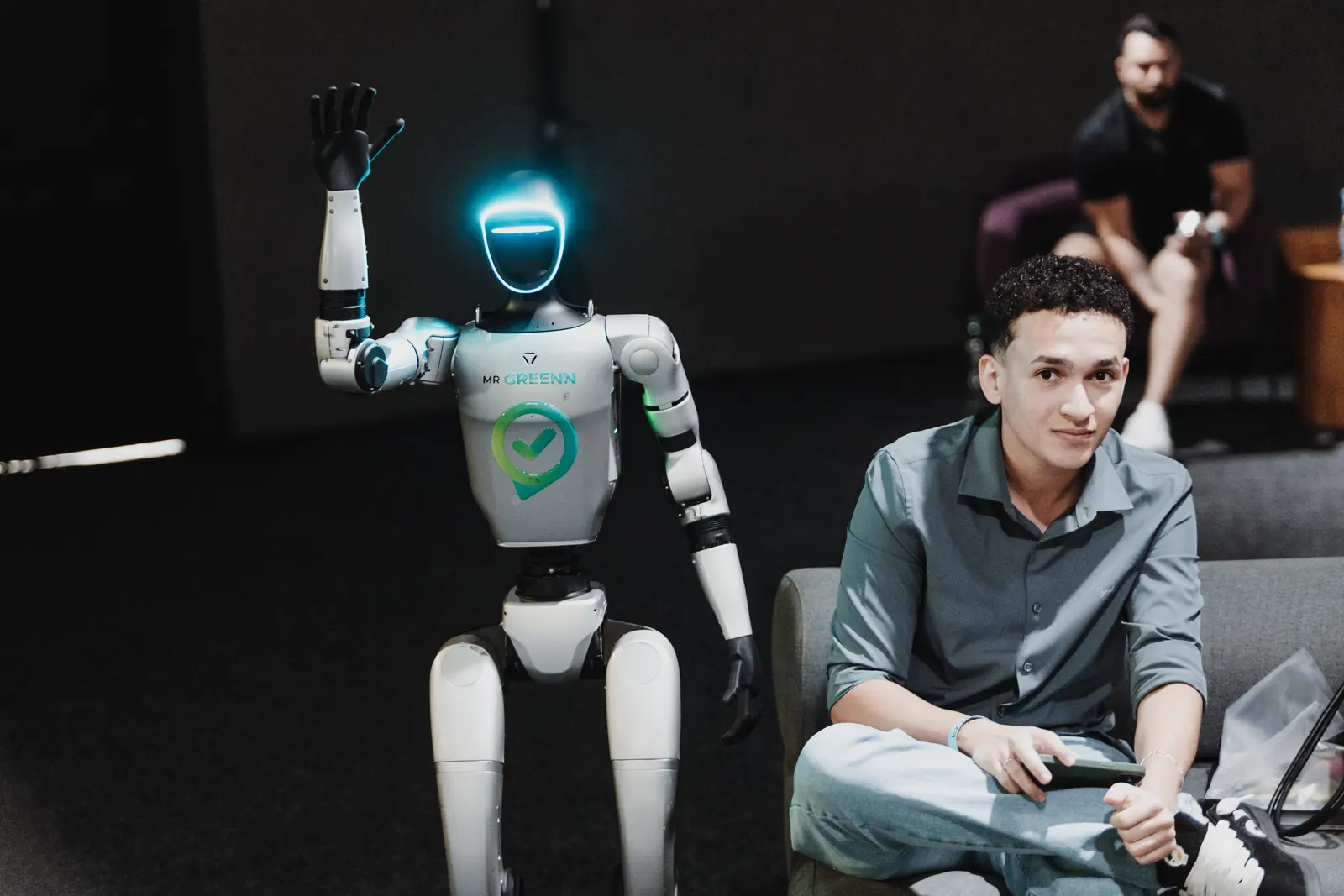 Participante ao lado de robô humanoide no MTOR Experience — ORB Audiovisual