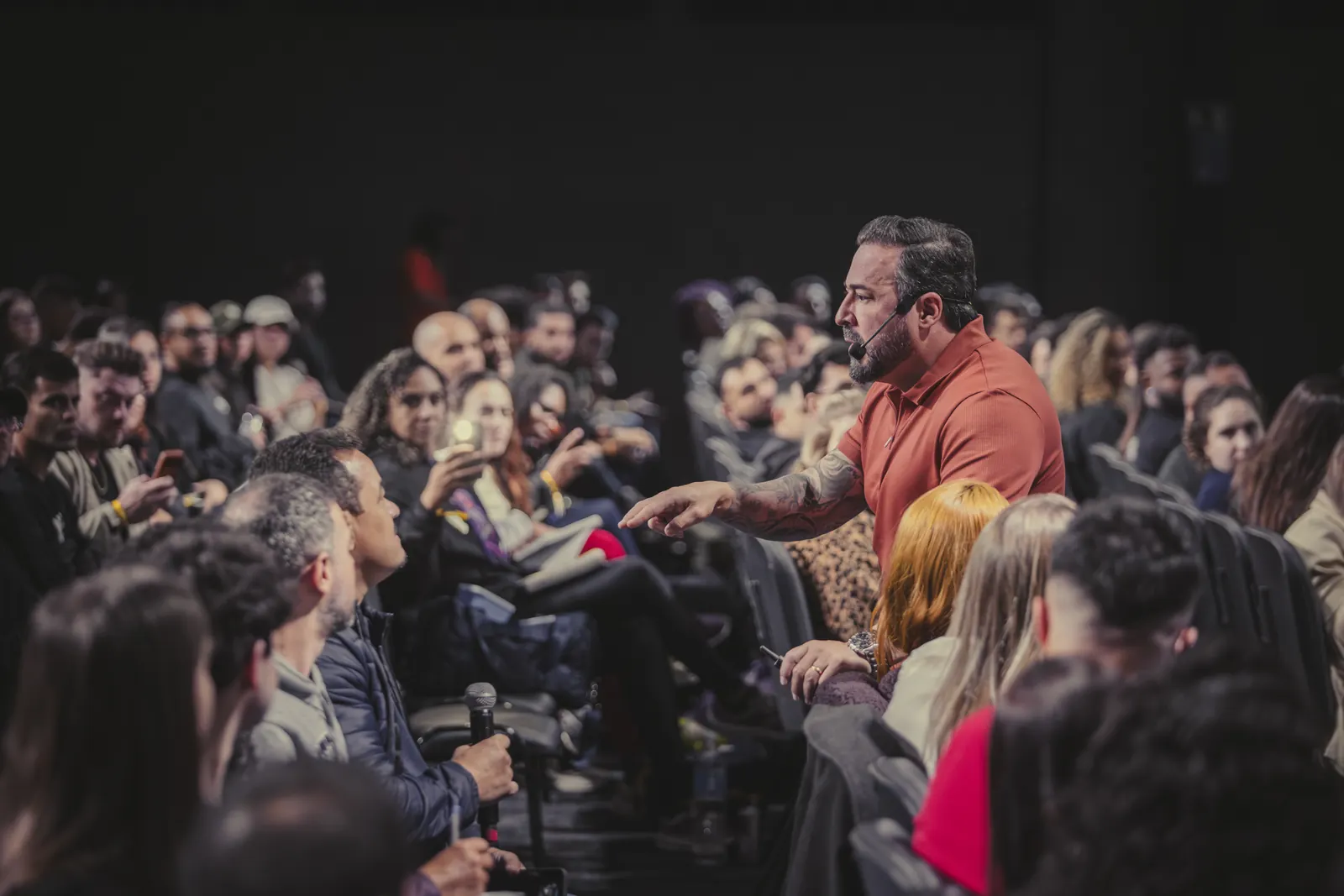 Palestrante no meio da plateia do MTOR Experience — ORB Audiovisual
