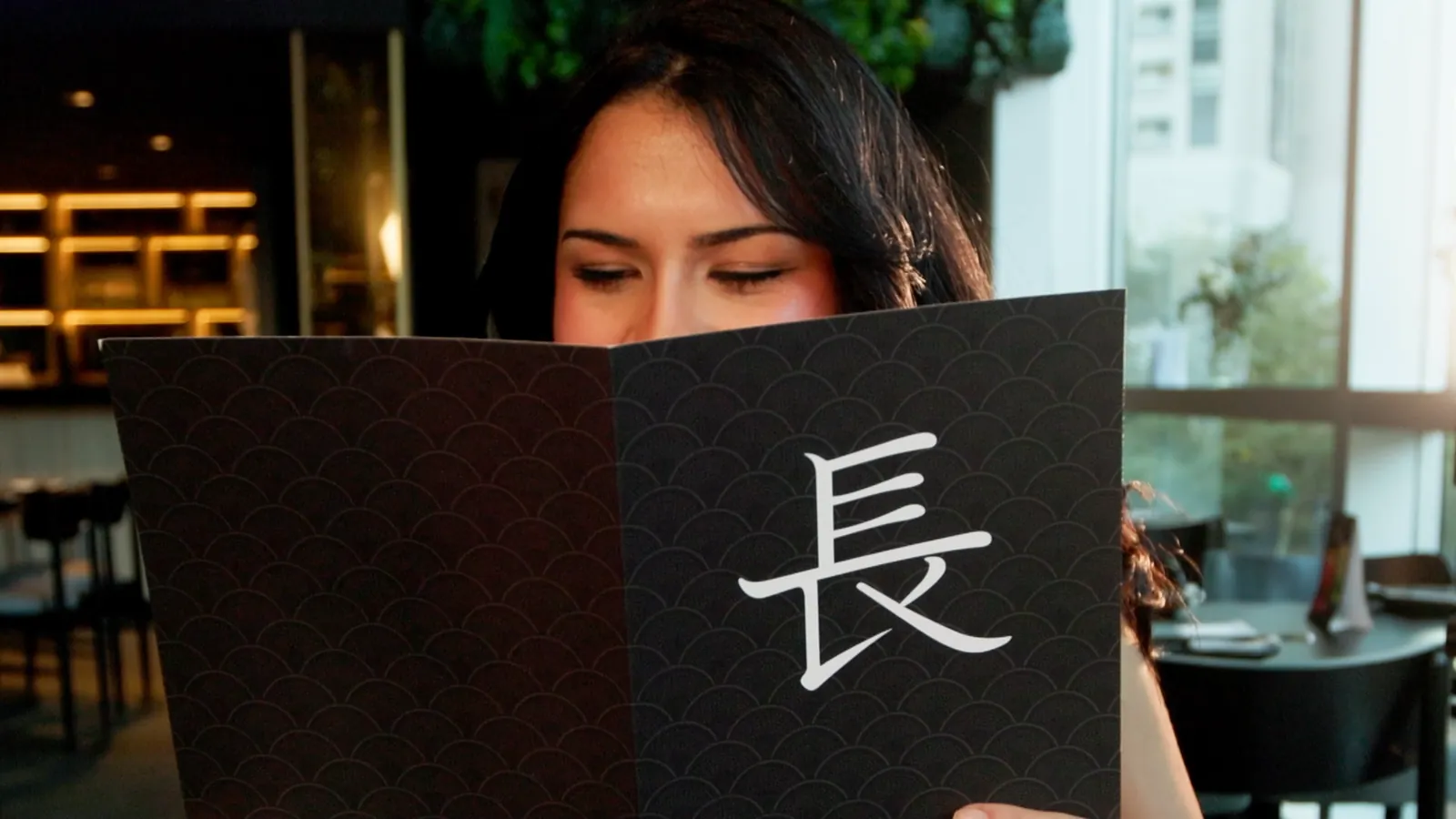 Cliente abre o cardápio do Nagairô Sushi — ORB Audiovisual