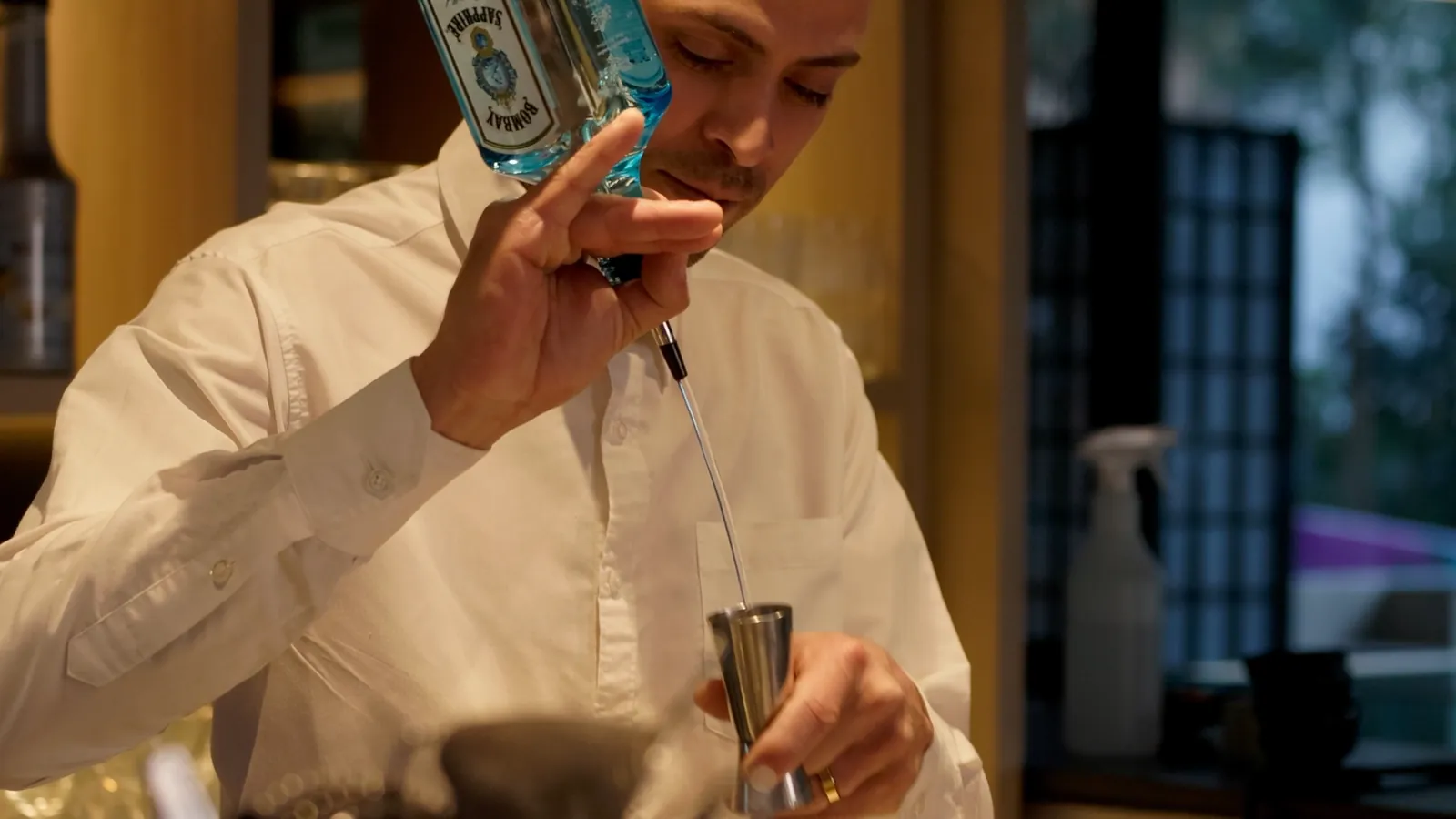 Bartender dosa o destilado no Nagairô Sushi — ORB Audiovisual