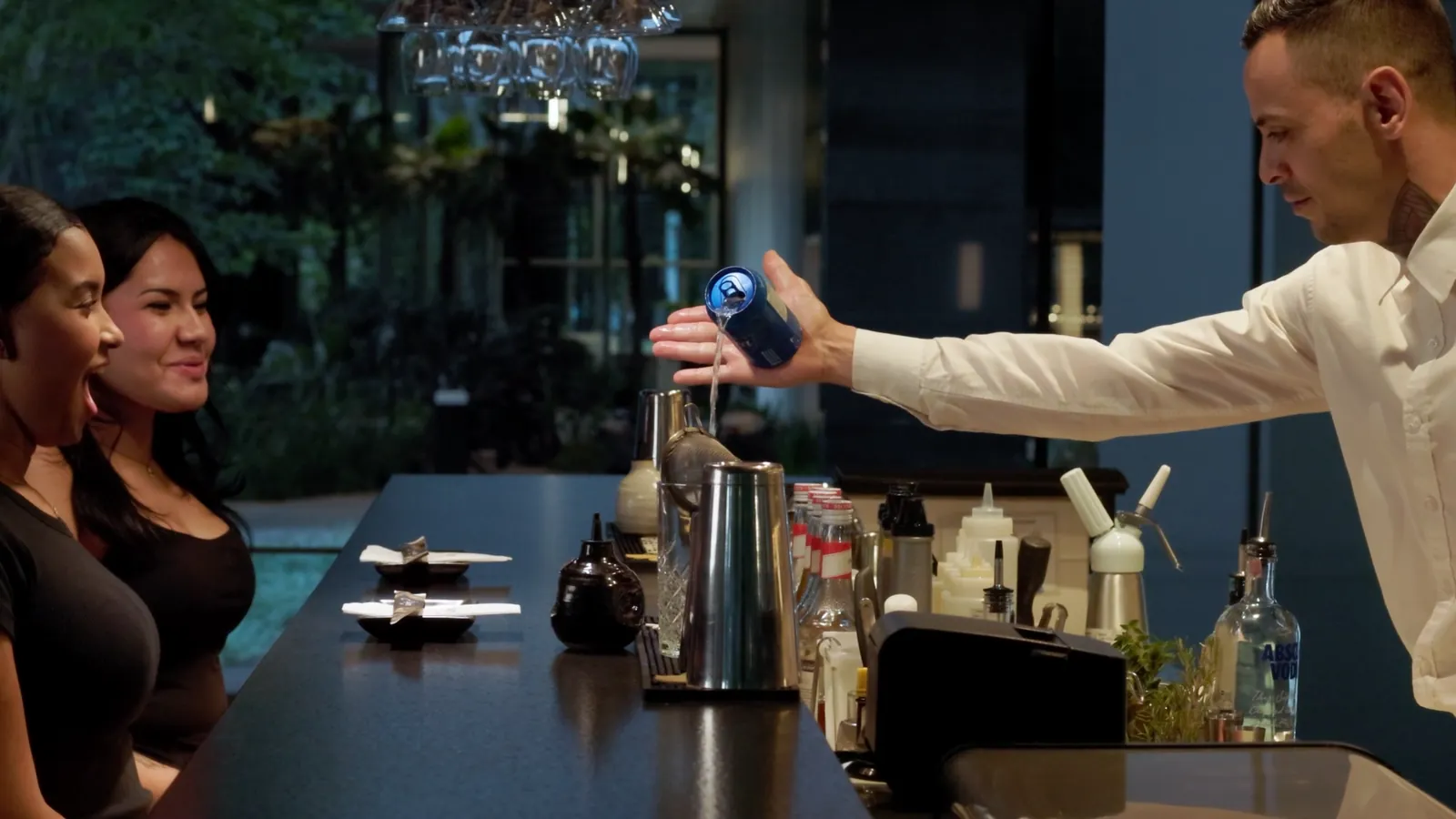 Bartender finaliza drink diante das clientes no Nagairô Sushi — ORB Audiovisual