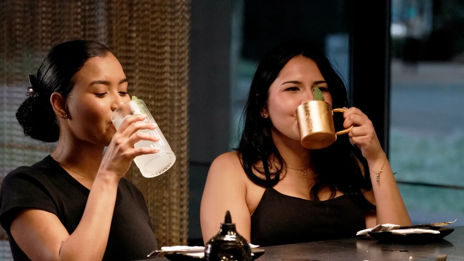 Clientes provam os drinks no Nagairô Sushi — ORB Audiovisual
