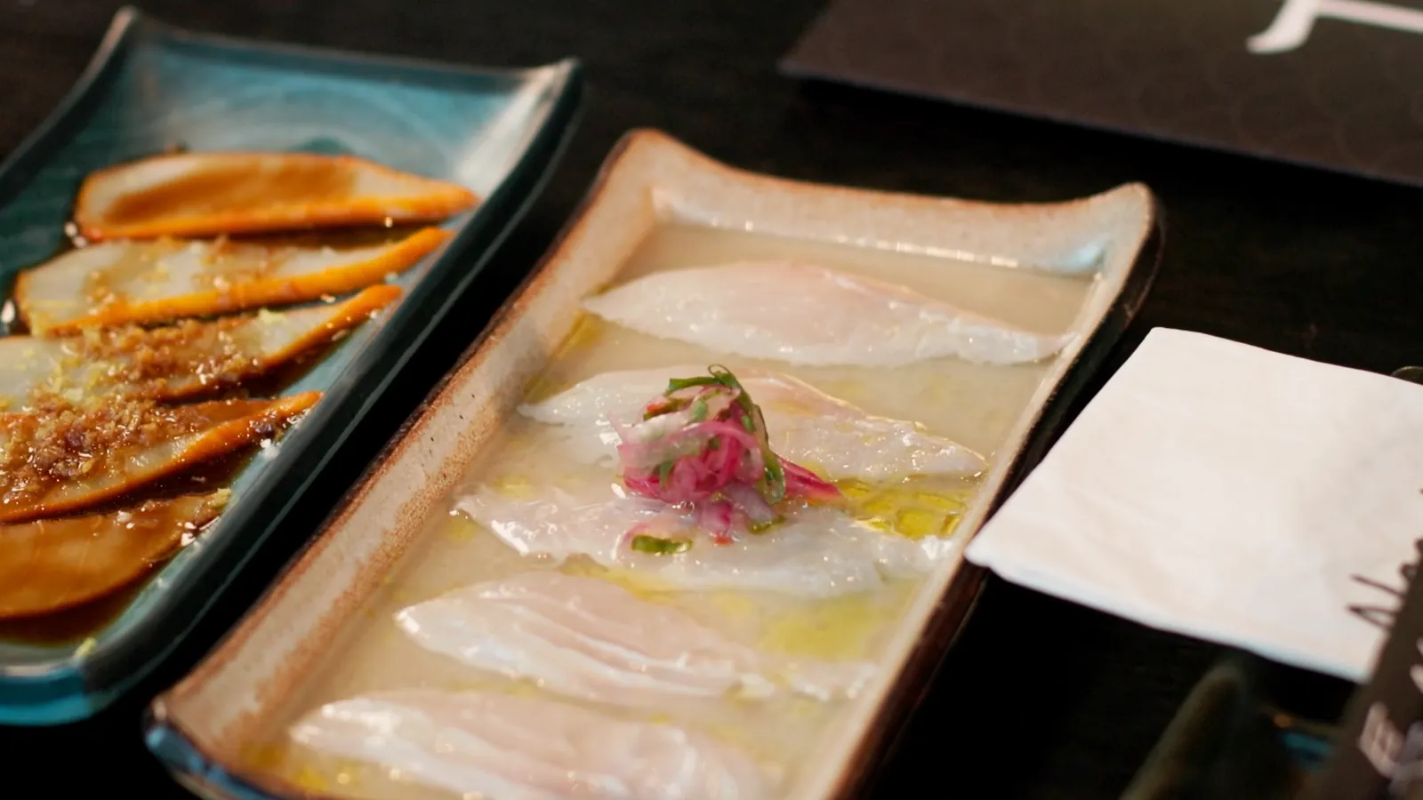 Carpaccio de peixe branco do Nagairô Sushi em detalhe — ORB Audiovisual
