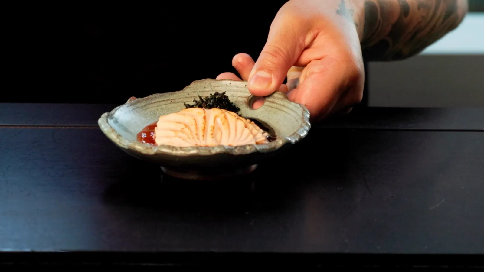 Prato de salmão servido à mesa no Nagairô Sushi — ORB Audiovisual