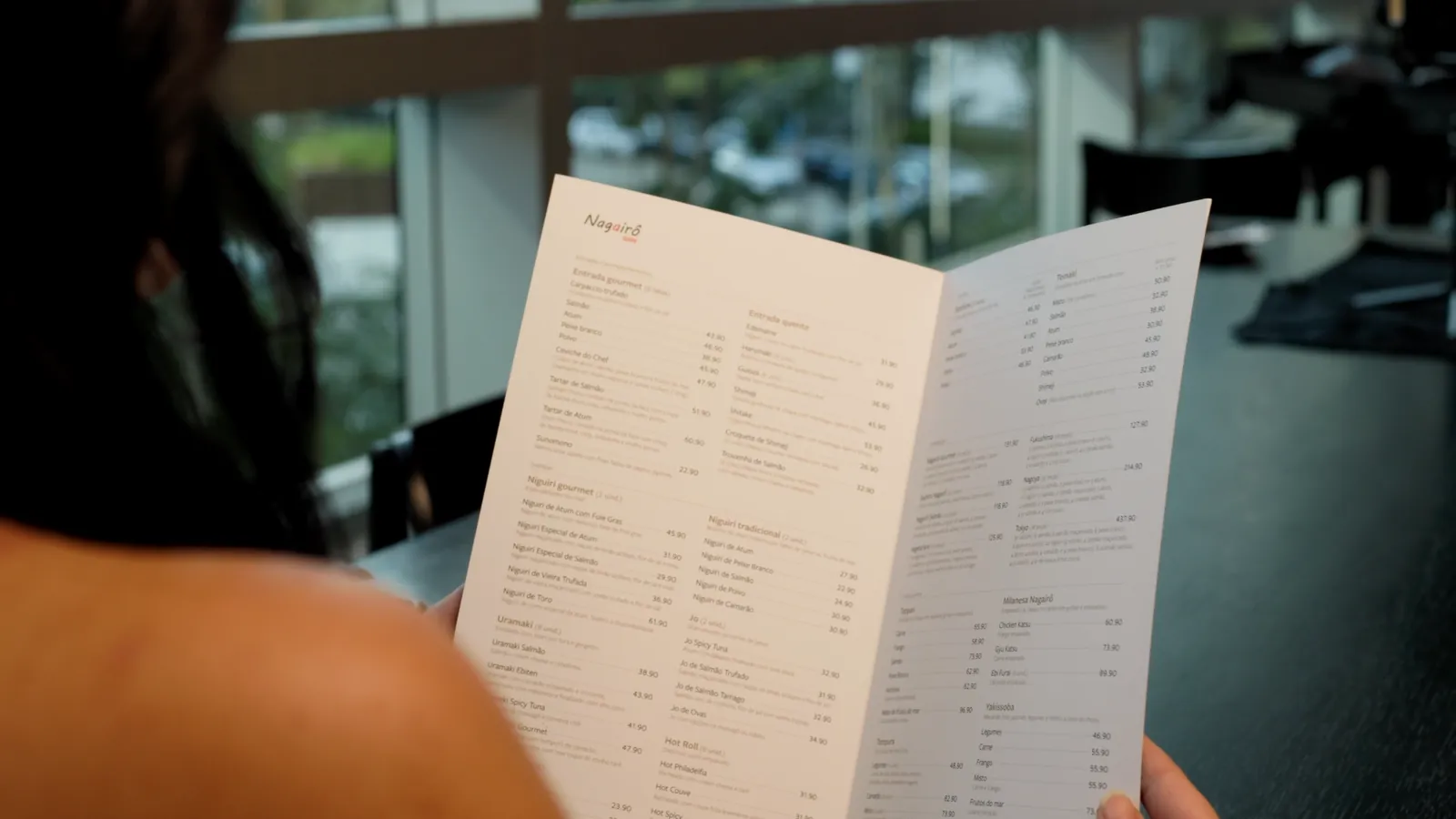 Leitura do cardápio no salão do Nagairô Sushi — ORB Audiovisual