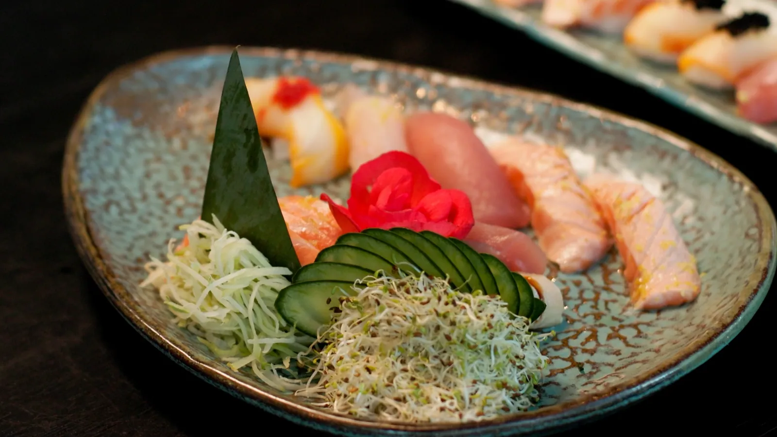 Sashimi servido em prato de cerâmica no Nagairô Sushi — ORB Audiovisual