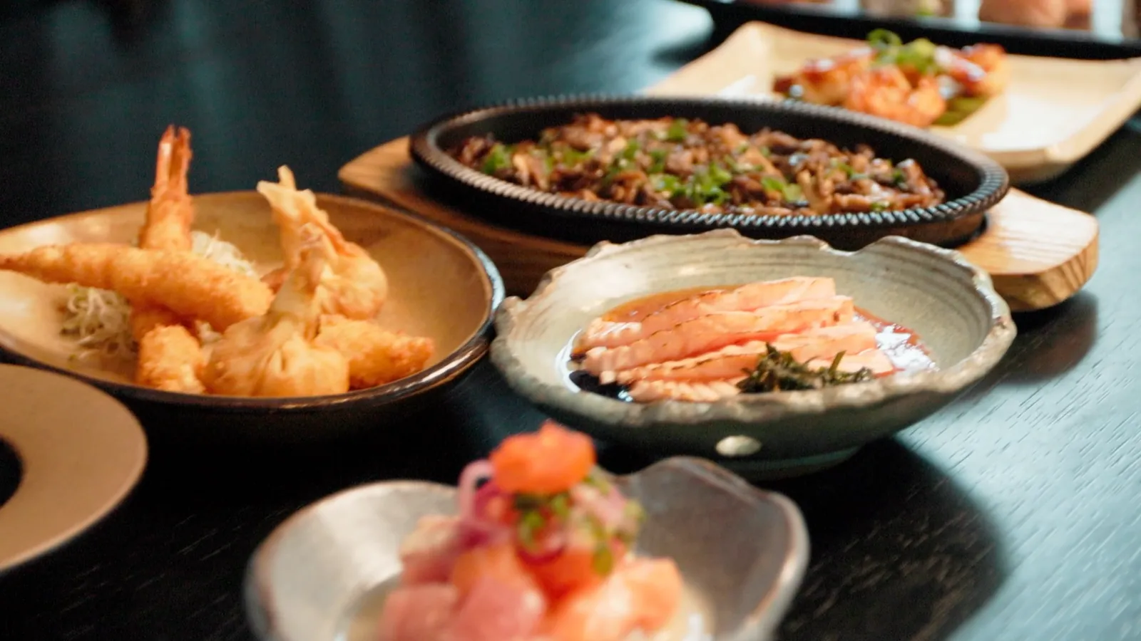 Mesa com tempurá, ceviche e pratos quentes do Nagairô Sushi — ORB Audiovisual