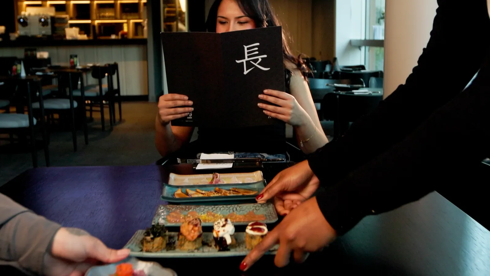 Serviço de mesa com cardápio aberto no Nagairô Sushi — ORB Audiovisual