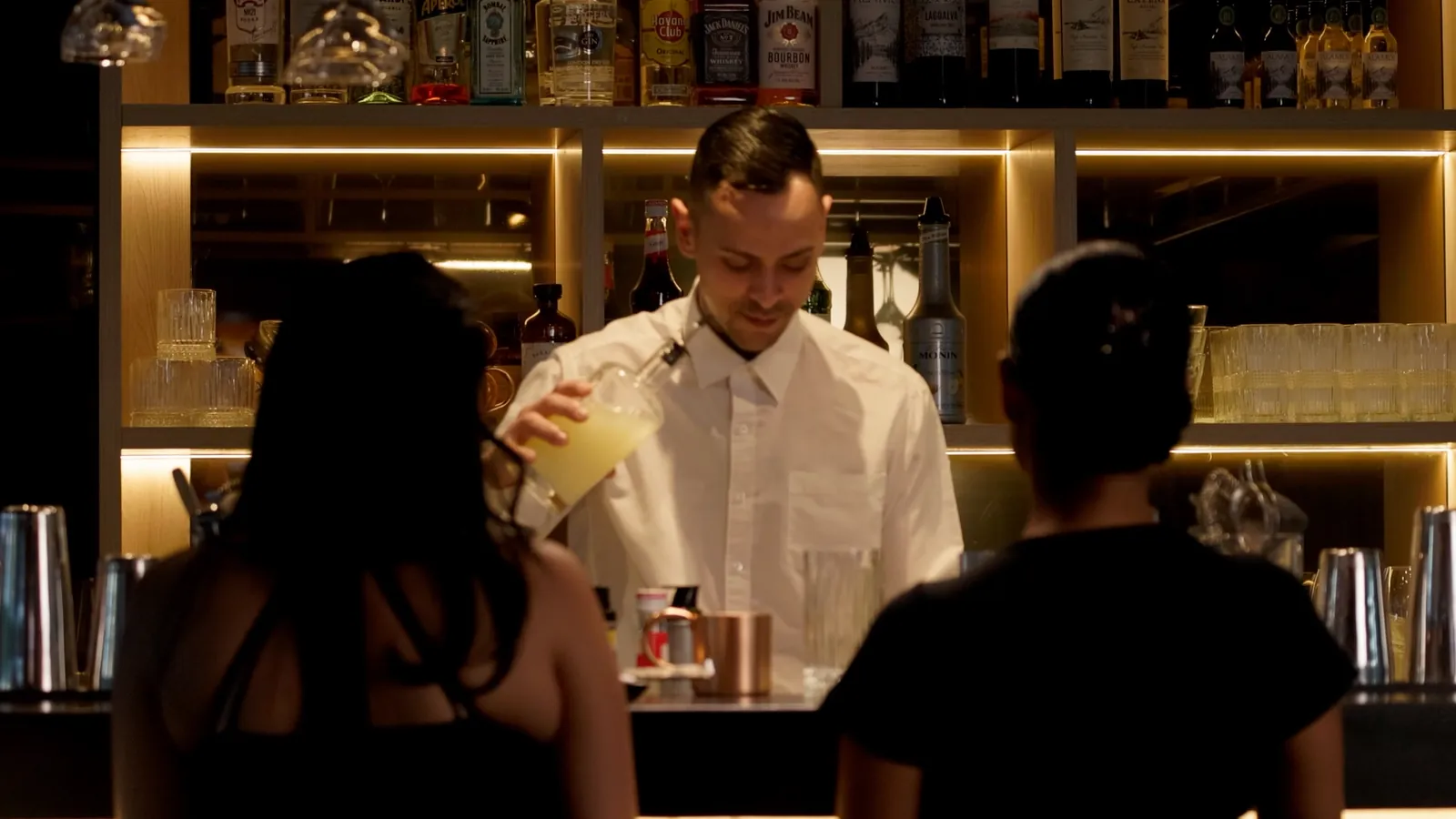 Bartender prepara drinks no bar do Nagairô Sushi — ORB Audiovisual