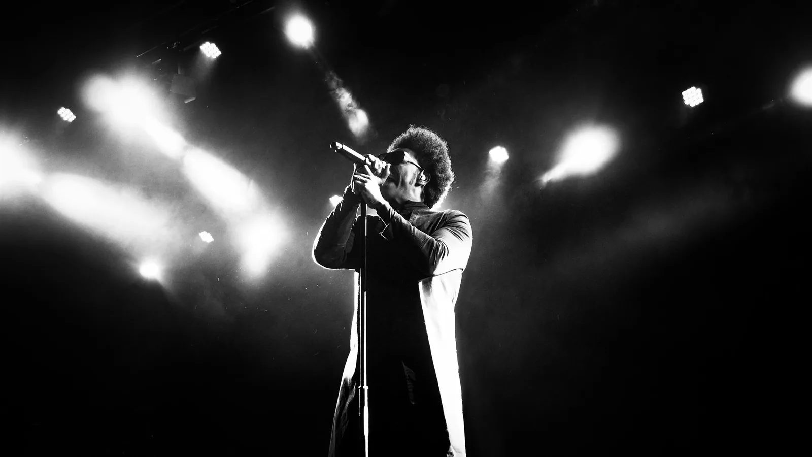 Cinematic frame from Thalles Roberto live show by ORB Audiovisual