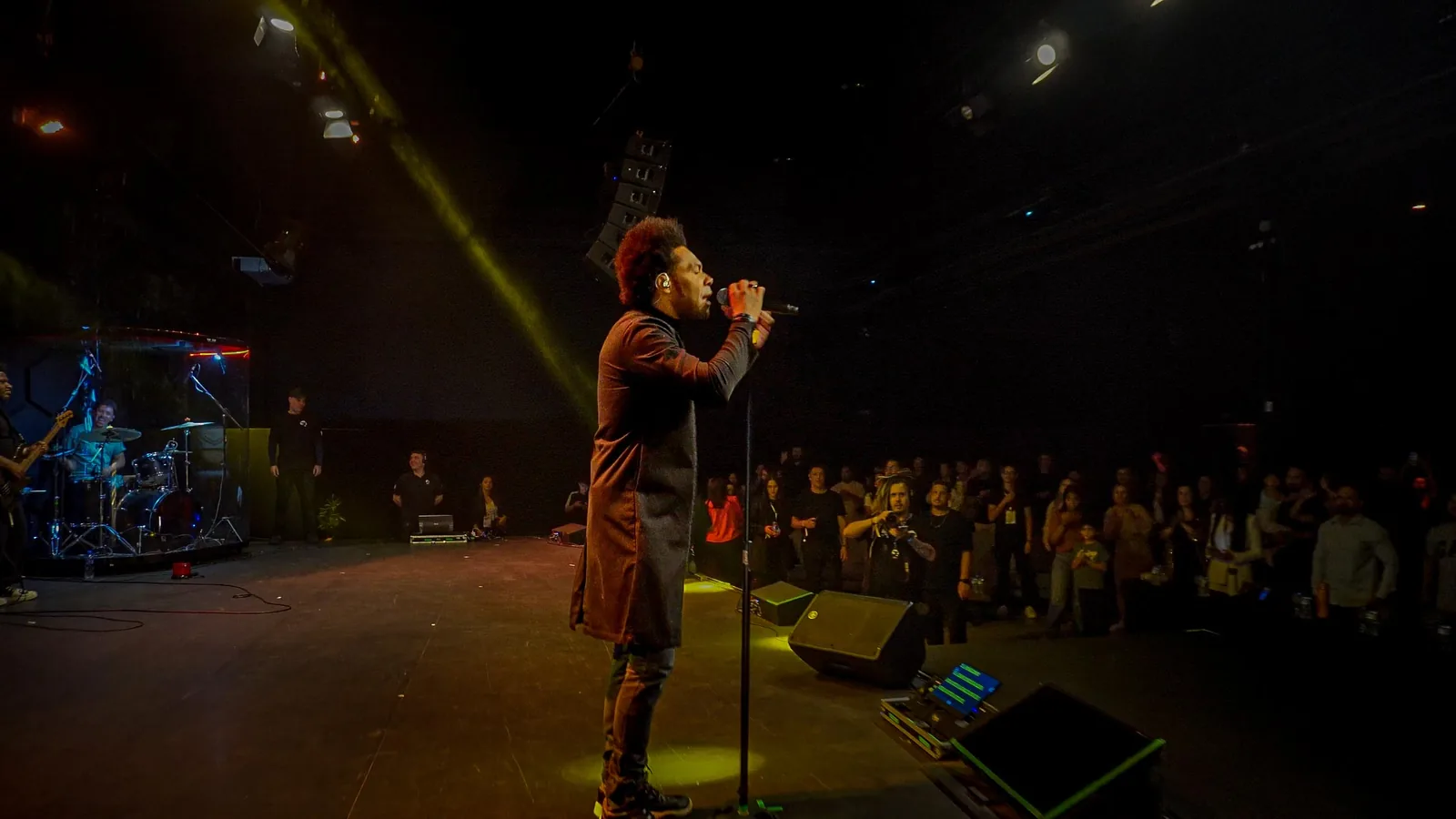 Cinematic frame from Thalles Roberto live show by ORB Audiovisual