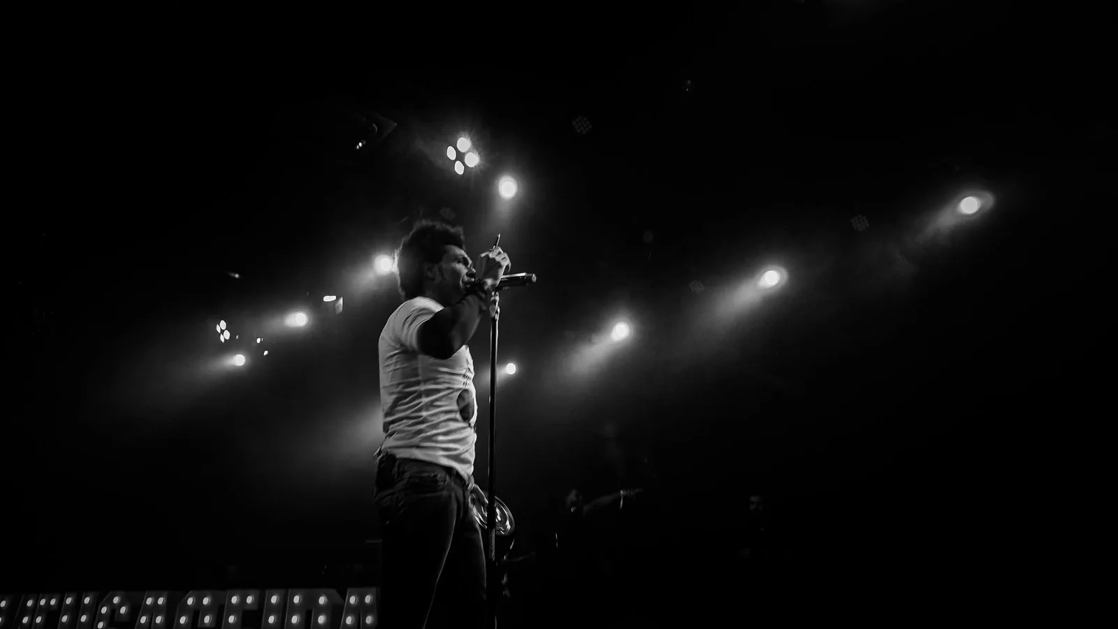 Cinematic frame from Thalles Roberto live show by ORB Audiovisual