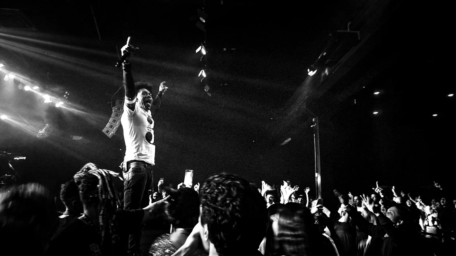 Cinematic frame from Thalles Roberto live show by ORB Audiovisual